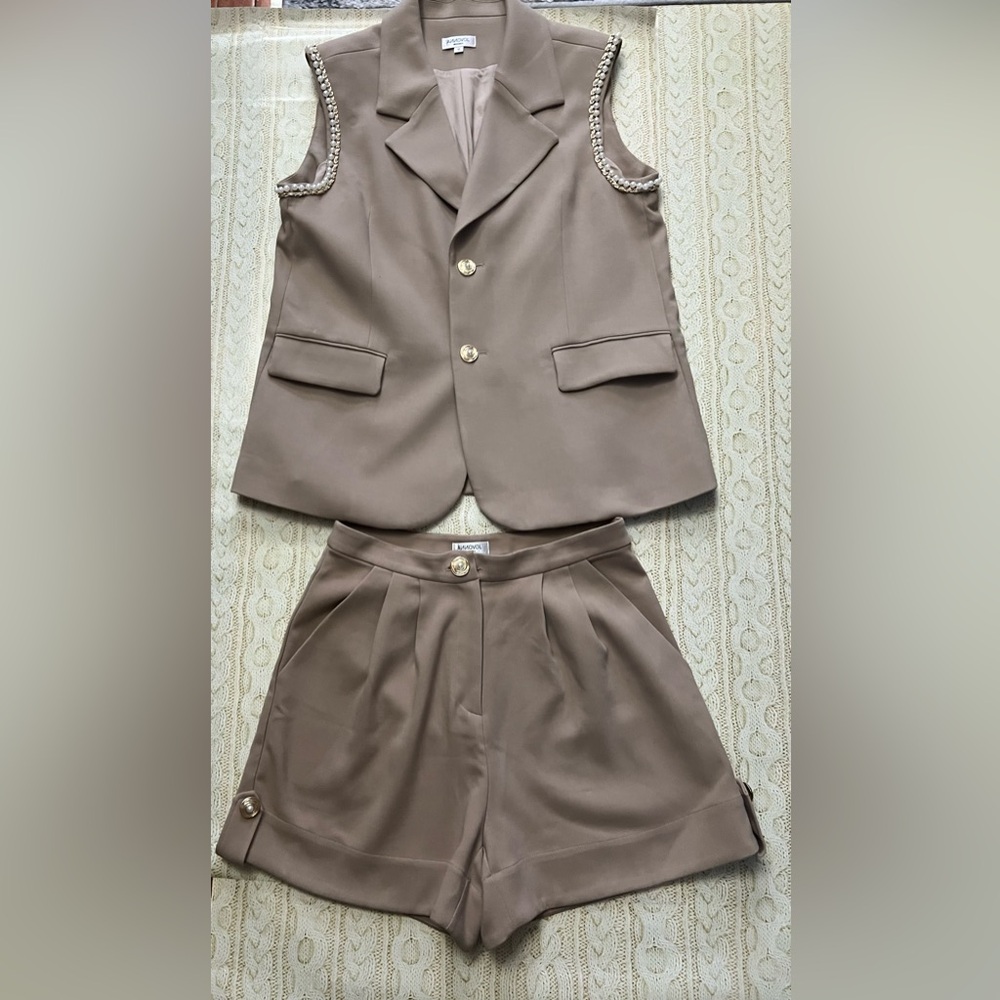 JOVONNA London Stylish Taupe Blazer and Shorts Set Size Medium